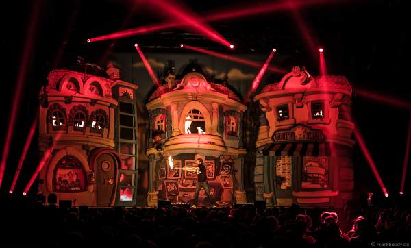 Feuerspieler Sascha Grammel mit seiner Feuerjonglage bei seiner Show - ICH FIND´S LUSTIG in der Europa-Park Arena 2018
