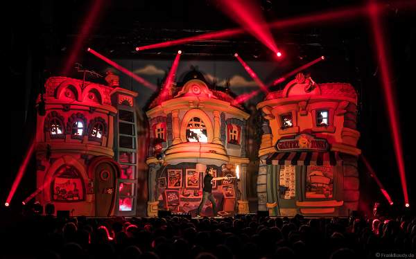 Feuerspieler Sascha Grammel mit seiner Feuerjonglage bei seiner Show - ICH FIND´S LUSTIG in der Europa-Park Arena 2018