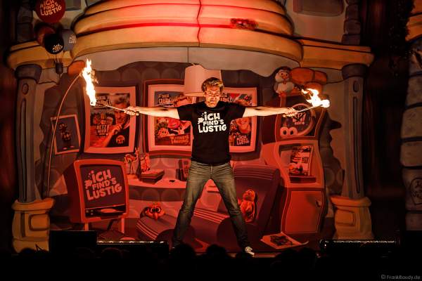Feuerspieler Sascha Grammel mit seiner Feuerjonglage bei seiner Show - ICH FIND´S LUSTIG in der Europa-Park Arena 2018