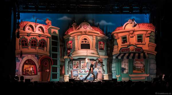 Feuerspieler Sascha Grammel mit seiner Feuerjonglage bei seiner Show - ICH FIND´S LUSTIG in der Europa-Park Arena 2018