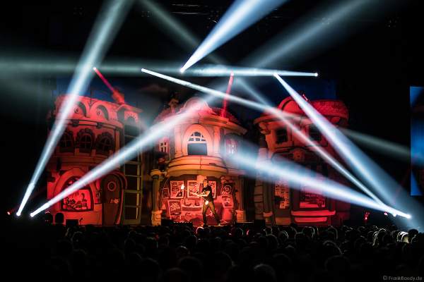 Feuerspieler Sascha Grammel auf der großen Bühne mit seiner Feuerjonglage bei seiner Show - ICH FIND´S LUSTIG in der Europa-Park Arena 2018