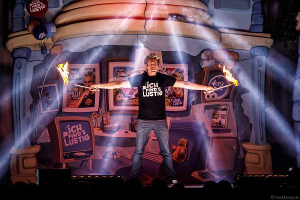 Feuerspieler Sascha Grammel mit seiner Feuerjonglage bei seiner Show - ICH FIND´S LUSTIG in der Europa-Park Arena 2018