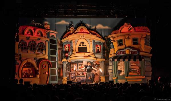 Feuerspieler Sascha Grammel mit seiner Feuerjonglage bei seiner Show - ICH FIND´S LUSTIG in der Europa-Park Arena 2018