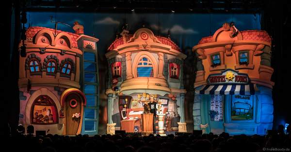 Frederic Freiherr von Furchensumpf mit seinem Bruder Fridolin auf der großen Bühne bei Sascha Grammel - ICH FIND´S LUSTIG in der Europa-Park Arena 2018