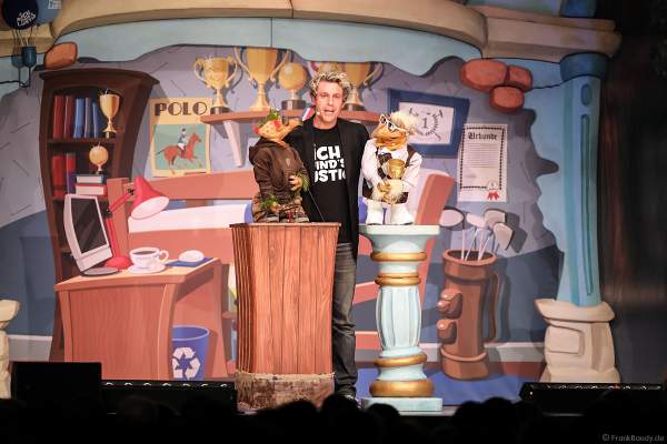 Handpuppen Frederic Freiherr von Furchensumpf mit seinem Bruder Fridolin bei Sascha Grammel - ICH FIND´S LUSTIG in der Europa-Park Arena 2018