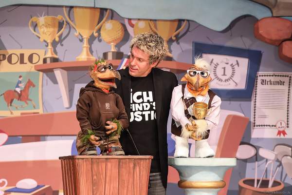 Handpuppen Frederic Freiherr von Furchensumpf mit seinem Bruder Fridolin bei Sascha Grammel - ICH FIND´S LUSTIG in der Europa-Park Arena 2018