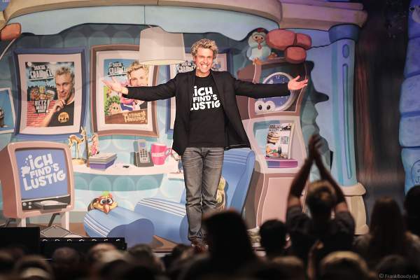 Bauchredner Sascha Grammel verabschiedet sich bei seiner Show ICH FIND´S LUSTIG in der Europa-Park Arena 2018