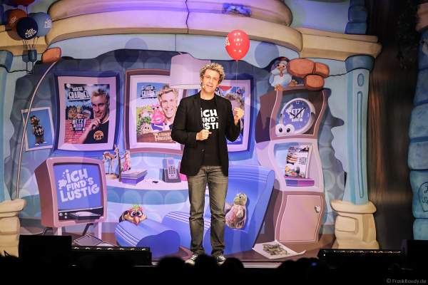 Bauchredner Sascha Grammel verabschiedet sich bei seiner Show ICH FIND´S LUSTIG in der Europa-Park Arena 2018