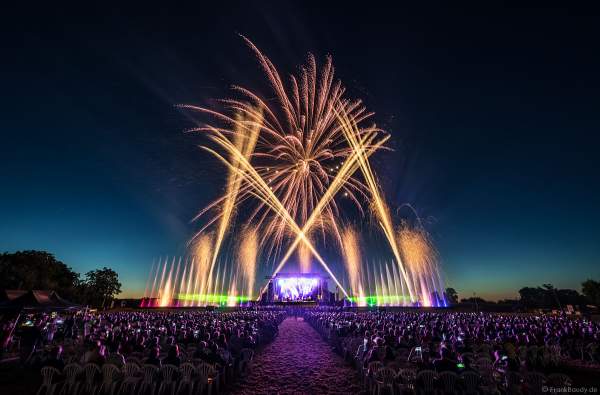 Open Air Konzert ONE NIGHT OF QUEEN performed by Gary Mullen & The Works beim Festival Vents d’Est 2018 in Furdenheim mit Feuerwerk, Wassershow und Laser