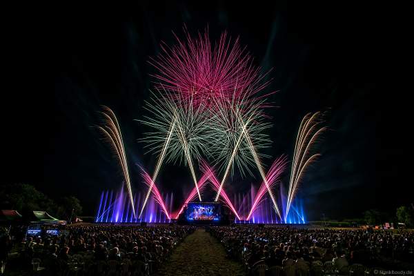 L’Orchestre symphonique des Jeunes de Strasbourg (Jugendsinfonieorchester Straßburg) beim Open Air Festival Vents d’Est 2018 in Furdenheim mit Feuerwerk und Wassershow