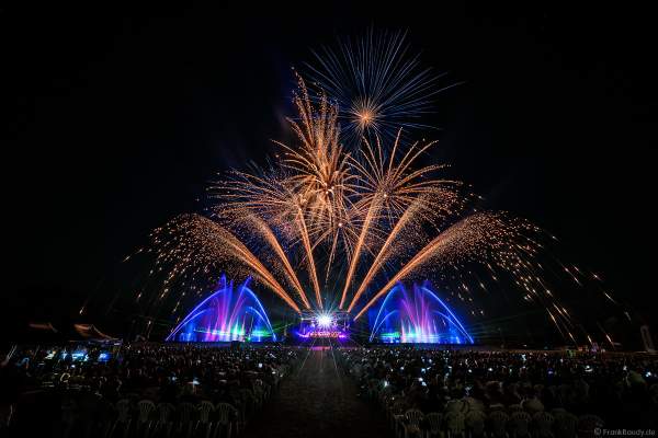 L’Orchestre symphonique des Jeunes de Strasbourg (Jugendsinfonieorchester Straßburg) beim Open Air Festival Vents d’Est 2018 in Furdenheim mit Feuerwerk und Wassershow