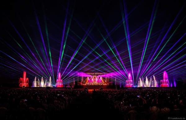 L’Orchestre symphonique des Jeunes de Strasbourg (Jugendsinfonieorchester Straßburg) beim Open Air Festival Vents d’Est 2018 in Furdenheim mit bunter Wassershow und Laser