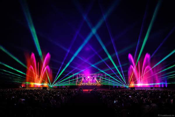 L’Orchestre symphonique des Jeunes de Strasbourg (Jugendsinfonieorchester Straßburg) beim Open Air Festival Vents d’Est 2018 in Furdenheim mit bunter Wassershow und Laser