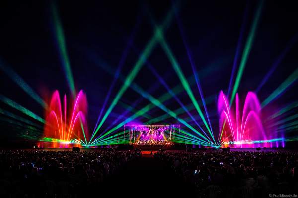 L’Orchestre symphonique des Jeunes de Strasbourg (Jugendsinfonieorchester Straßburg) beim Open Air Festival Vents d’Est 2018 in Furdenheim mit bunter Wassershow und Laser