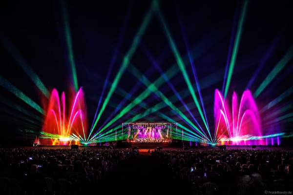 L’Orchestre symphonique des Jeunes de Strasbourg (Jugendsinfonieorchester Straßburg) beim Open Air Festival Vents d’Est 2018 in Furdenheim mit bunter Wassershow und Laser