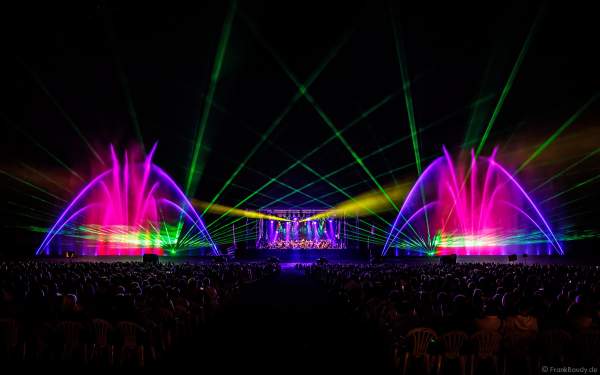 L’Orchestre symphonique des Jeunes de Strasbourg (Jugendsinfonieorchester Straßburg) beim Open Air Festival Vents d’Est 2018 in Furdenheim mit bunter Wassershow und Laser
