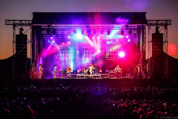 Gary Mullen & The Works performen ONE NIGHT OF QUEEN beim Open Air Festival Vents d’Est 2018 in Furdenheim