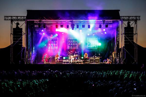 Gary Mullen & The Works performen ONE NIGHT OF QUEEN beim Open Air Festival Vents d’Est 2018 in Furdenheim