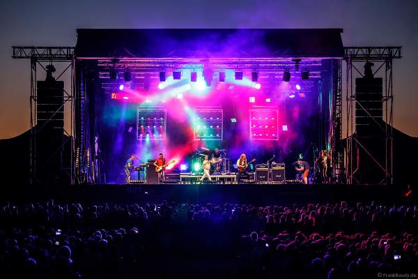 Gary Mullen & The Works performen ONE NIGHT OF QUEEN beim Open Air Festival Vents d’Est 2018 in Furdenheim