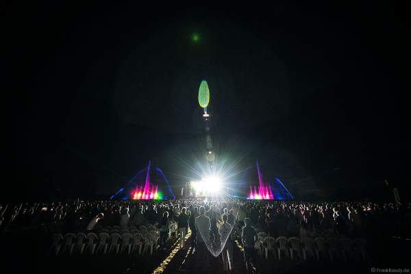 ONE NIGHT OF QUEEN performed by Gary Mullen & The Works beim Festival Vents d’Est 2018 in Furdenheim mit bunter Wassershow