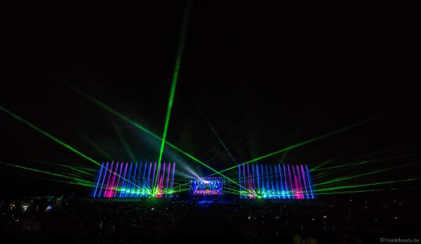 L’Orchestre symphonique des Jeunes de Strasbourg (Jugendsinfonieorchester Straßburg) beim Open Air Festival Vents d’Est 2018 in Furdenheim mit bunter Wassershow und Laser