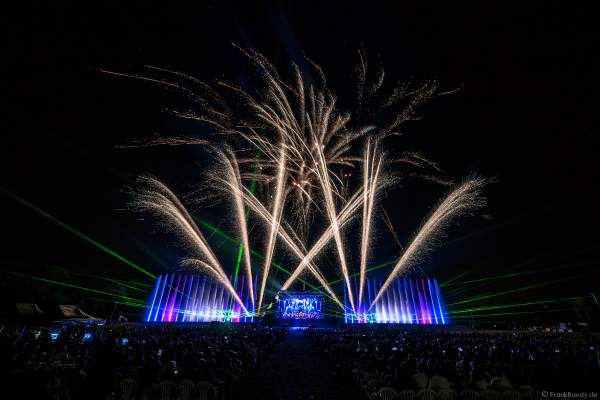 L’Orchestre symphonique des Jeunes de Strasbourg (Jugendsinfonieorchester Straßburg) beim Open Air Festival Vents d’Est 2018 in Furdenheim mit Feuerwerk und Wassershow