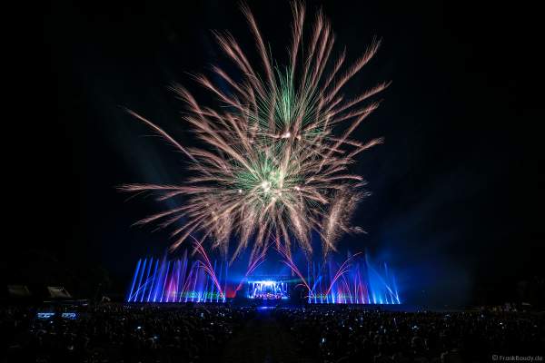 L’Orchestre symphonique des Jeunes de Strasbourg (Jugendsinfonieorchester Straßburg) beim Open Air Festival Vents d’Est 2018 in Furdenheim mit Feuerwerk und Wassershow