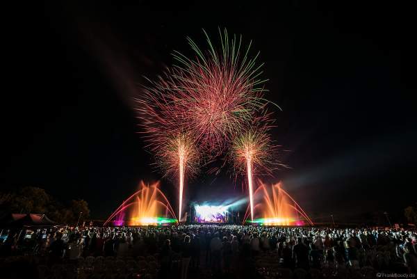 Finales Feuerwerk und Wassershow bei ONE NIGHT OF QUEEN performed by Gary Mullen & The Works beim Open Air Festival Vents d’Est 2018 in Furdenheim