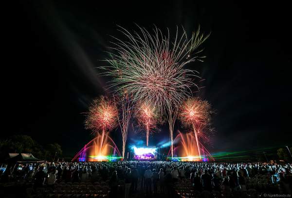 Finales Feuerwerk und Wassershow bei ONE NIGHT OF QUEEN performed by Gary Mullen & The Works beim Open Air Festival Vents d’Est 2018 in Furdenheim