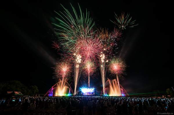 Finales Feuerwerk und Wassershow bei ONE NIGHT OF QUEEN performed by Gary Mullen & The Works beim Open Air Festival Vents d’Est 2018 in Furdenheim