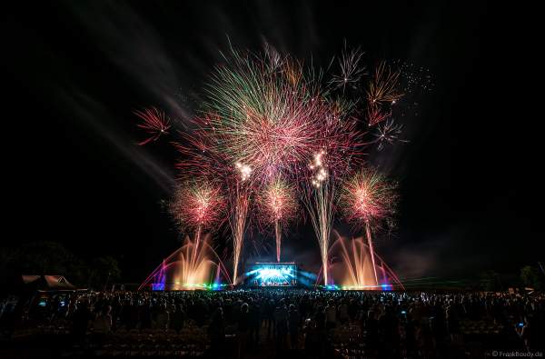 Finales Feuerwerk und Wassershow bei ONE NIGHT OF QUEEN performed by Gary Mullen & The Works beim Open Air Festival Vents d’Est 2018 in Furdenheim