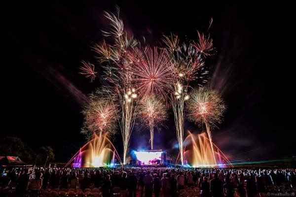 Finales Feuerwerk und Wassershow bei ONE NIGHT OF QUEEN performed by Gary Mullen & The Works beim Open Air Festival Vents d’Est 2018 in Furdenheim