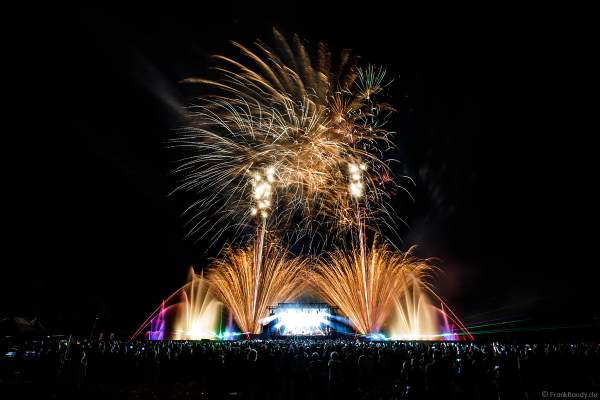 Finales Feuerwerk und Wassershow bei ONE NIGHT OF QUEEN performed by Gary Mullen & The Works beim Open Air Festival Vents d’Est 2018 in Furdenheim