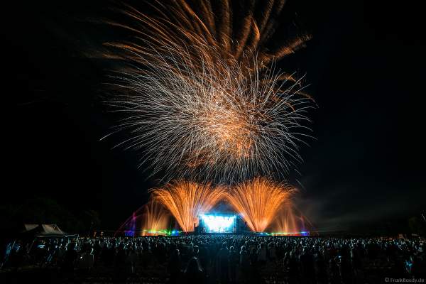 Finales Feuerwerk und Wassershow bei ONE NIGHT OF QUEEN performed by Gary Mullen & The Works beim Open Air Festival Vents d’Est 2018 in Furdenheim