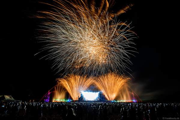 Finales Feuerwerk und Wassershow bei ONE NIGHT OF QUEEN performed by Gary Mullen & The Works beim Open Air Festival Vents d’Est 2018 in Furdenheim