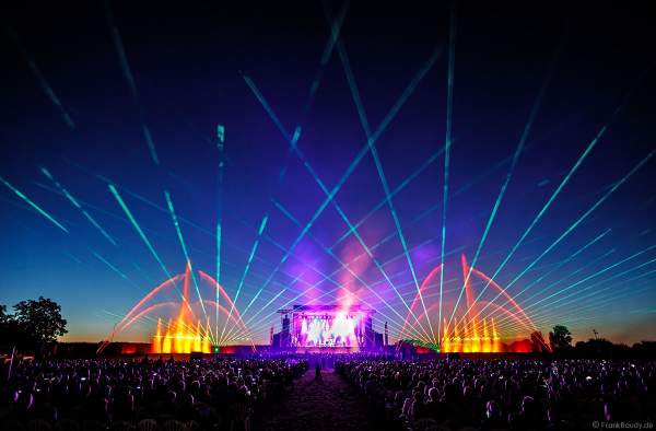 ONE NIGHT OF QUEEN performed by Gary Mullen & The Works beim Open Air Festival Vents d’Est 2018 in Furdenheim mit Wassershow und Laser
