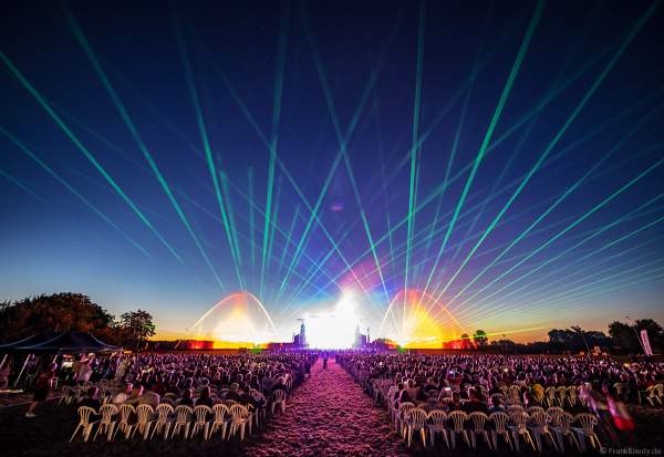 ONE NIGHT OF QUEEN performed by Gary Mullen & The Works beim Open Air Festival Vents d’Est 2018 in Furdenheim mit Wassershow und Laser