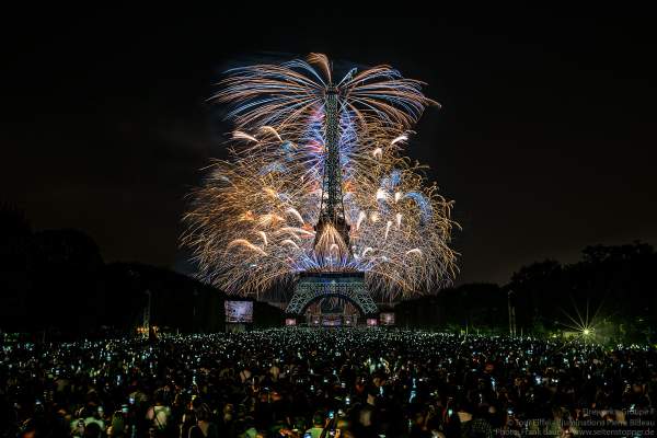 Eiffelturm mit grandiosem Feuerwerk beim Nationalfeiertag am 14. Juli 2018 in Paris - Thema: Paris der Liebe
