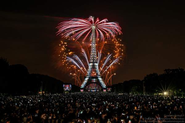 Le feu d’artifice du 14 juillet 2018 à la Tour Eiffel - le Paris de l’Amour !