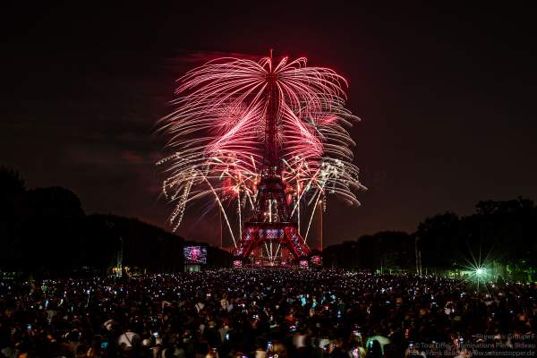 Eiffelturm mit grandiosem Feuerwerk beim Nationalfeiertag am 14. Juli 2018 in Paris - Thema: Paris der Liebe