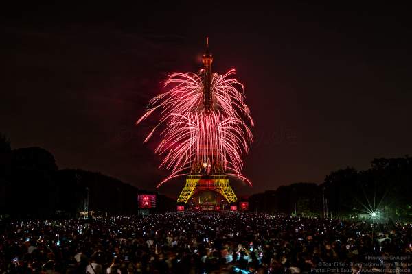 Le feu d’artifice du 14 juillet 2018 à la Tour Eiffel - le Paris de l’Amour !