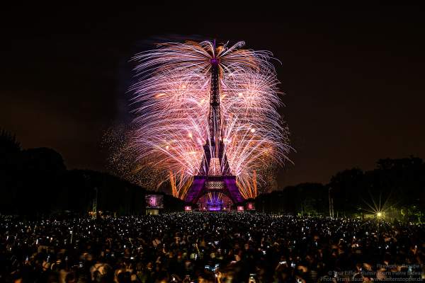 Eiffelturm mit grandiosem Feuerwerk beim Nationalfeiertag am 14. Juli 2018 in Paris - Thema: Paris der Liebe