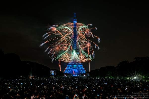 Le feu d’artifice du 14 juillet 2018 à la Tour Eiffel - le Paris de l’Amour !