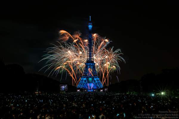 Eiffelturm mit grandiosem Feuerwerk beim Nationalfeiertag am 14. Juli 2018 in Paris - Thema: Paris der Liebe