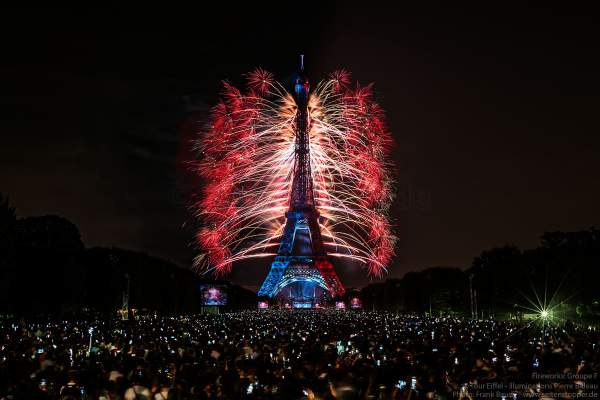 Le feu d’artifice du 14 juillet 2018 à la Tour Eiffel - le Paris de l’Amour !