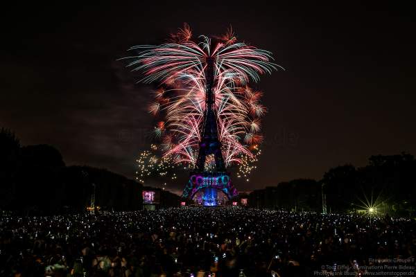 Eiffelturm mit grandiosem Feuerwerk beim Nationalfeiertag am 14. Juli 2018 in Paris - Thema: Paris der Liebe