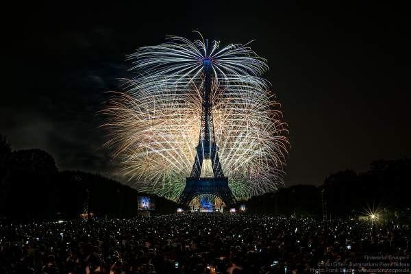 Eiffelturm mit grandiosem Feuerwerk beim Nationalfeiertag am 14. Juli 2018 in Paris - Thema: Paris der Liebe