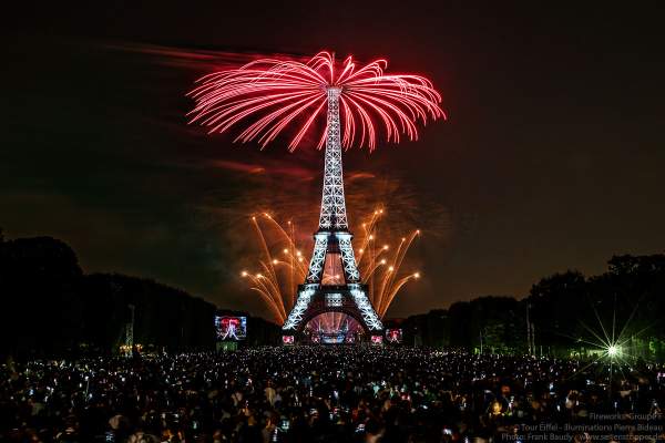 Le feu d’artifice du 14 juillet 2018 à la Tour Eiffel - le Paris de l’Amour !