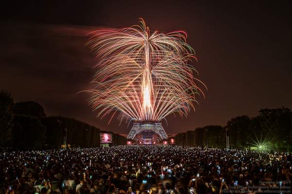Eiffelturm mit grandiosem Feuerwerk beim Nationalfeiertag am 14. Juli 2018 in Paris - Thema: Paris der Liebe
