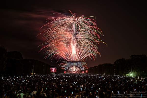 Le feu d’artifice du 14 juillet 2018 à la Tour Eiffel - le Paris de l’Amour !